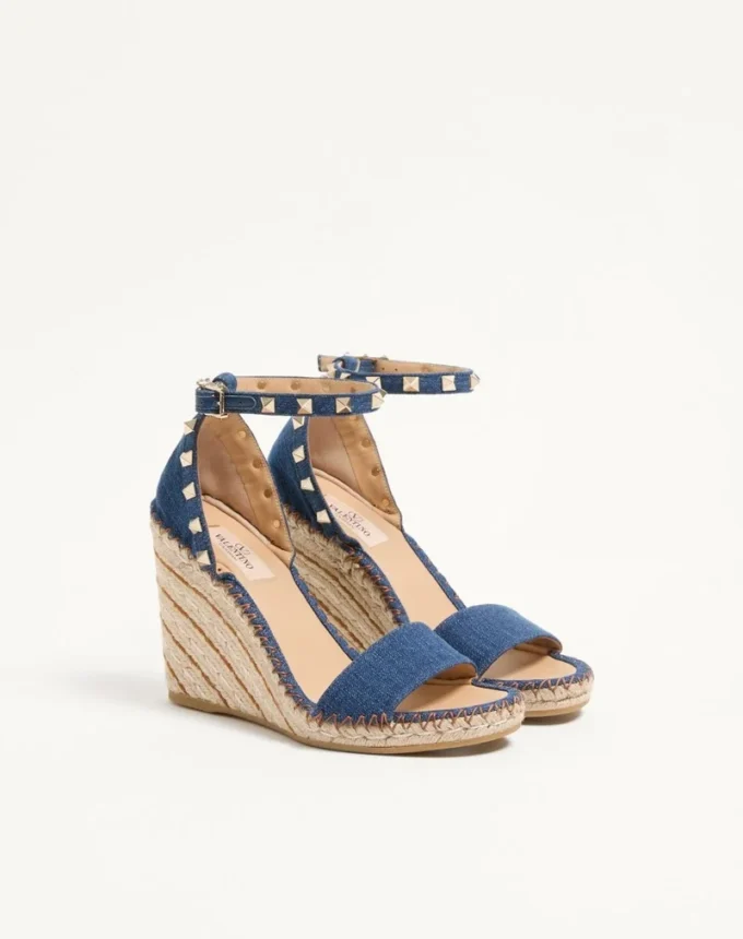 Rockstud Doppelkeil-Sandale aus Denim 105 mm Rockstud Doppelkeil-Sandale aus Denim 105 mm