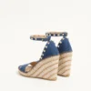 Rockstud Doppelkeil-Sandale aus Denim 105 mm Rockstud Doppelkeil-Sandale aus Denim 105 mm