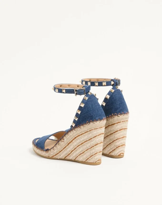 Rockstud Doppelkeil-Sandale aus Denim 105 mm Rockstud Doppelkeil-Sandale aus Denim 105 mm