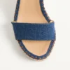 Rockstud Doppelkeil-Sandale aus Denim 105 mm Rockstud Doppelkeil-Sandale aus Denim 105 mm