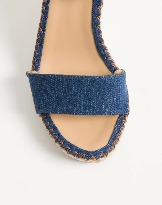 Rockstud Doppelkeil-Sandale aus Denim 105 mm Rockstud Doppelkeil-Sandale aus Denim 105 mm
