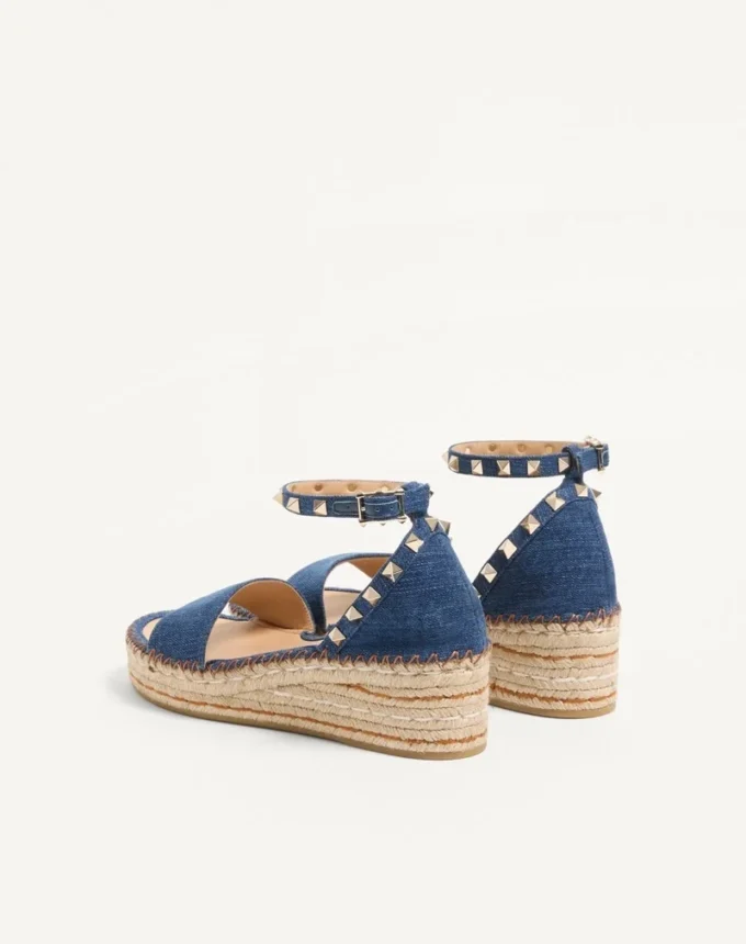Rockstud Double Flatform Sandal aus Denim 55 mm Rockstud Double Flatform Sandal aus Denim 55 mm