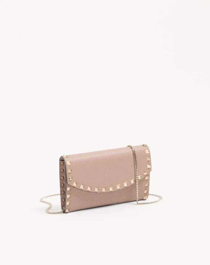 Rockstud Geldbörse mit Kette aus genarbtem Kalbsleder Rockstud Geldbörse mit Kette aus genarbtem Kalbsleder