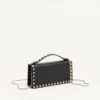 Rockstud Geldbörse mit Kette aus genarbtem Kalbsleder Rockstud Geldbörse mit Kette aus genarbtem Kalbsleder