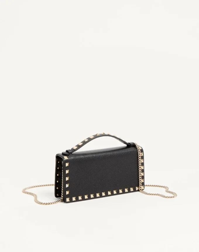 Rockstud Geldbörse mit Kette aus genarbtem Kalbsleder Rockstud Geldbörse mit Kette aus genarbtem Kalbsleder