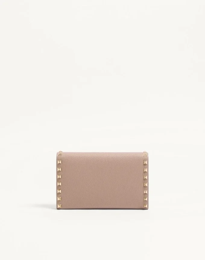 Rockstud Geldbörse mit Kette aus genarbtem Kalbsleder Rockstud Geldbörse mit Kette aus genarbtem Kalbsleder