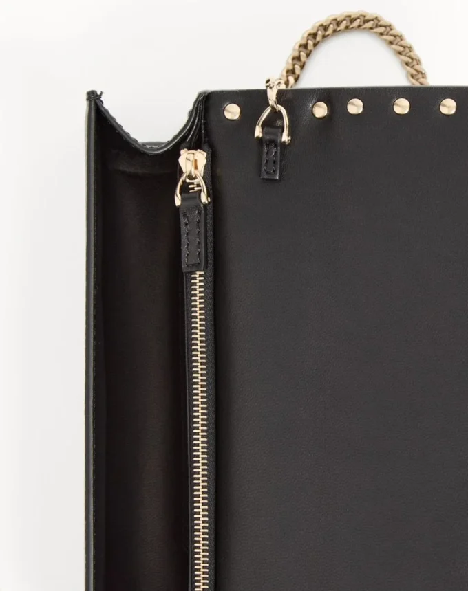 Rockstud Geldbörse mit Kette aus genarbtem Kalbsleder Rockstud Geldbörse mit Kette aus genarbtem Kalbsleder