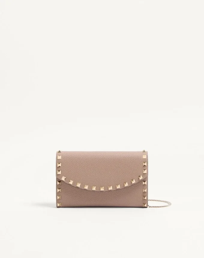 Rockstud Geldbörse mit Kette aus genarbtem Kalbsleder Rockstud Geldbörse mit Kette aus genarbtem Kalbsleder