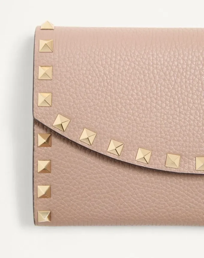 Rockstud Geldbörse mit Kette aus genarbtem Kalbsleder Rockstud Geldbörse mit Kette aus genarbtem Kalbsleder