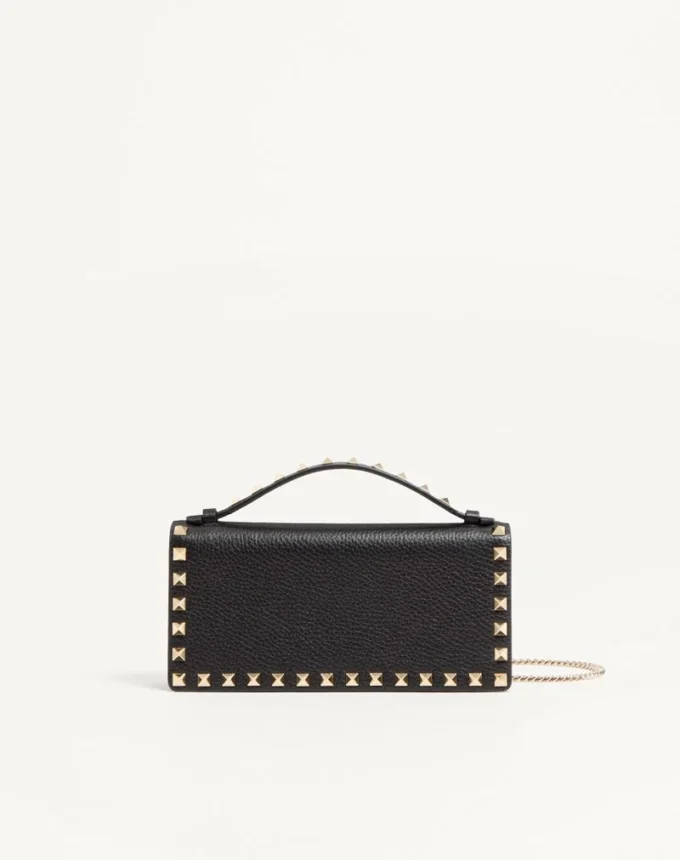 Rockstud Geldbörse mit Kette aus genarbtem Kalbsleder Rockstud Geldbörse mit Kette aus genarbtem Kalbsleder