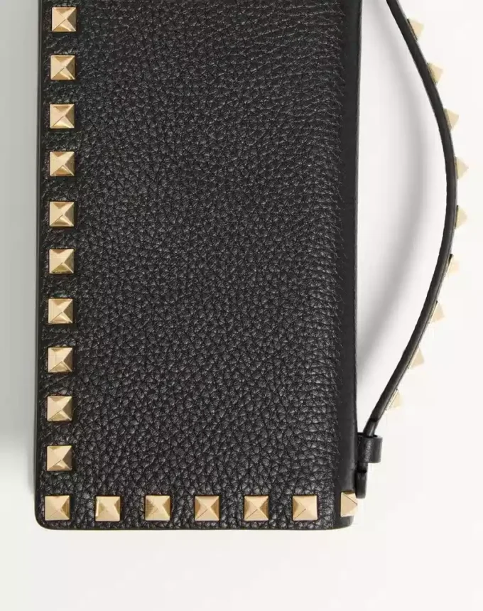 Rockstud Geldbörse mit Kette aus genarbtem Kalbsleder Rockstud Geldbörse mit Kette aus genarbtem Kalbsleder