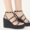 Rockstud-Keilabsatzsandalen mit Fesselriemchen aus Kalbsleder 95 mm Rockstud-Keilabsatzsandalen mit Fesselriemchen aus Kalbsleder 95 mm