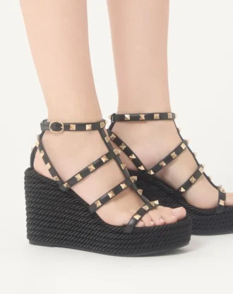Rockstud-Keilabsatzsandalen mit Fesselriemchen aus Kalbsleder 95 mm