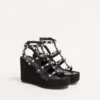 Rockstud-Keilabsatzsandalen mit Fesselriemchen aus Kalbsleder 95 mm Rockstud-Keilabsatzsandalen mit Fesselriemchen aus Kalbsleder 95 mm
