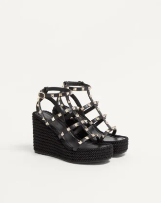 Rockstud-Keilabsatzsandalen mit Fesselriemchen aus Kalbsleder 95 mm