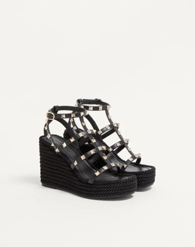Rockstud-Keilabsatzsandalen mit Fesselriemchen aus Kalbsleder 95 mm Rockstud-Keilabsatzsandalen mit Fesselriemchen aus Kalbsleder 95 mm