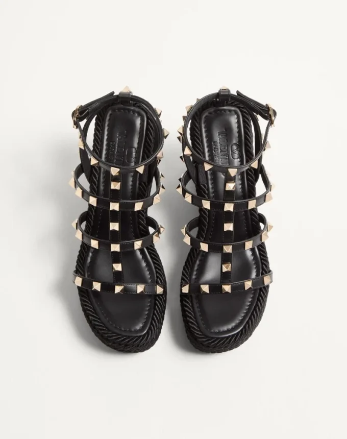 Rockstud-Keilabsatzsandalen mit Fesselriemchen aus Kalbsleder 95 mm Rockstud-Keilabsatzsandalen mit Fesselriemchen aus Kalbsleder 95 mm