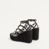 Rockstud-Keilabsatzsandalen mit Fesselriemchen aus Kalbsleder 95 mm Rockstud-Keilabsatzsandalen mit Fesselriemchen aus Kalbsleder 95 mm