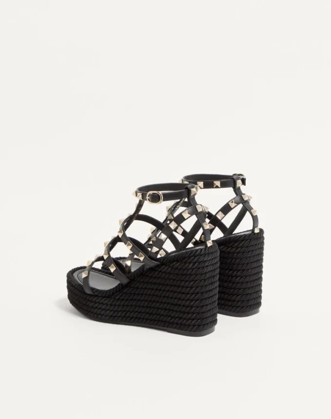 Rockstud-Keilabsatzsandalen mit Fesselriemchen aus Kalbsleder 95 mm Rockstud-Keilabsatzsandalen mit Fesselriemchen aus Kalbsleder 95 mm