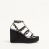 Rockstud-Keilabsatzsandalen mit Fesselriemchen aus Kalbsleder 95 mm Rockstud-Keilabsatzsandalen mit Fesselriemchen aus Kalbsleder 95 mm