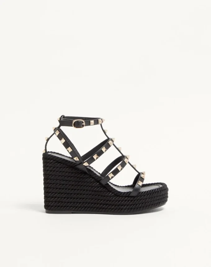 Rockstud-Keilabsatzsandalen mit Fesselriemchen aus Kalbsleder 95 mm Rockstud-Keilabsatzsandalen mit Fesselriemchen aus Kalbsleder 95 mm