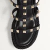 Rockstud-Keilabsatzsandalen mit Fesselriemchen aus Kalbsleder 95 mm Rockstud-Keilabsatzsandalen mit Fesselriemchen aus Kalbsleder 95 mm
