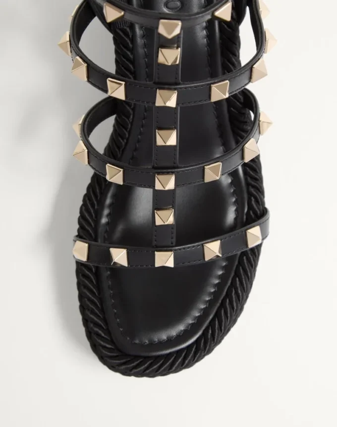 Rockstud-Keilabsatzsandalen mit Fesselriemchen aus Kalbsleder 95 mm Rockstud-Keilabsatzsandalen mit Fesselriemchen aus Kalbsleder 95 mm