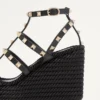 Rockstud-Keilabsatzsandalen mit Fesselriemchen aus Kalbsleder 95 mm Rockstud-Keilabsatzsandalen mit Fesselriemchen aus Kalbsleder 95 mm