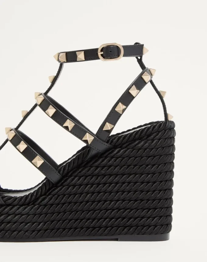 Rockstud-Keilabsatzsandalen mit Fesselriemchen aus Kalbsleder 95 mm Rockstud-Keilabsatzsandalen mit Fesselriemchen aus Kalbsleder 95 mm