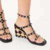 Rockstud-Keilsandalette aus Kalbsleder mit Karostickerei, 80 mm Rockstud-Keilsandalette aus Kalbsleder mit Karostickerei, 80 mm