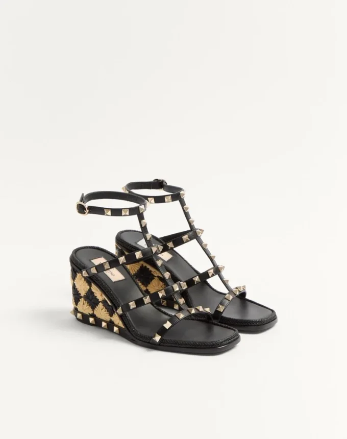 Rockstud-Keilsandalette aus Kalbsleder mit Karostickerei, 80 mm Rockstud-Keilsandalette aus Kalbsleder mit Karostickerei, 80 mm