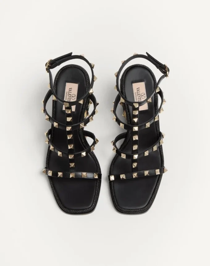 Rockstud-Keilsandalette aus Kalbsleder mit Karostickerei, 80 mm Rockstud-Keilsandalette aus Kalbsleder mit Karostickerei, 80 mm