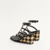 Rockstud-Keilsandalette aus Kalbsleder mit Karostickerei, 80 mm Rockstud-Keilsandalette aus Kalbsleder mit Karostickerei, 80 mm