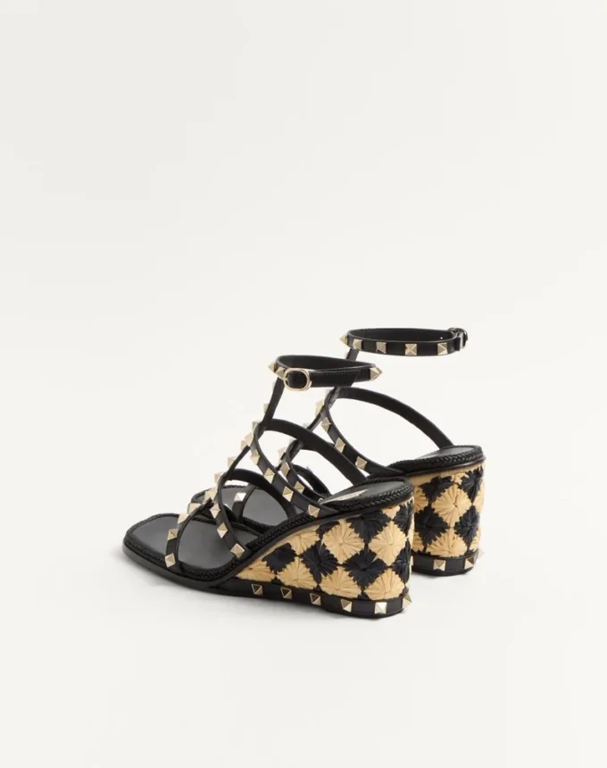 Rockstud-Keilsandalette aus Kalbsleder mit Karostickerei, 80 mm Rockstud-Keilsandalette aus Kalbsleder mit Karostickerei, 80 mm