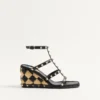 Rockstud-Keilsandalette aus Kalbsleder mit Karostickerei, 80 mm Rockstud-Keilsandalette aus Kalbsleder mit Karostickerei, 80 mm