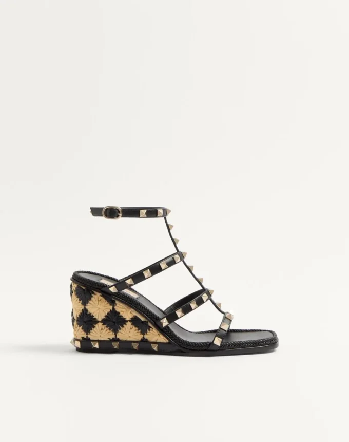 Rockstud-Keilsandalette aus Kalbsleder mit Karostickerei, 80 mm Rockstud-Keilsandalette aus Kalbsleder mit Karostickerei, 80 mm