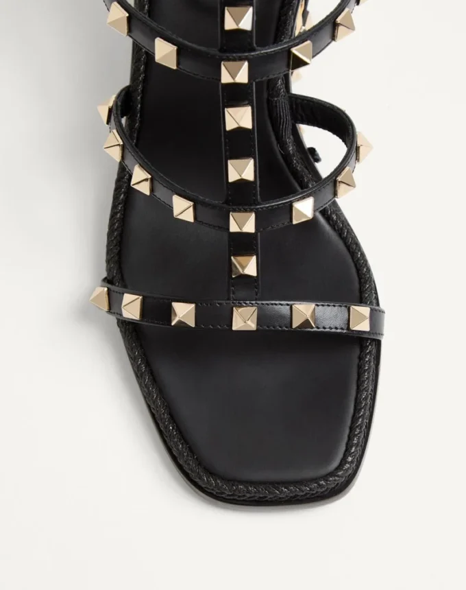 Rockstud-Keilsandalette aus Kalbsleder mit Karostickerei, 80 mm Rockstud-Keilsandalette aus Kalbsleder mit Karostickerei, 80 mm