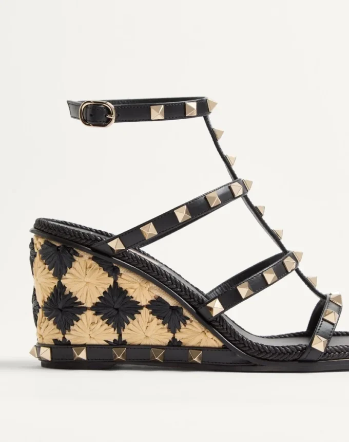 Rockstud-Keilsandalette aus Kalbsleder mit Karostickerei, 80 mm Rockstud-Keilsandalette aus Kalbsleder mit Karostickerei, 80 mm