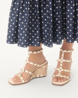 Rockstud-Keilsandaletten aus Kalbsleder mit Cornely-Stickerei 80 mm Rockstud-Keilsandaletten aus Kalbsleder mit Cornely-Stickerei 80 mm