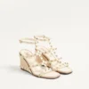 Rockstud-Keilsandaletten aus Kalbsleder mit Cornely-Stickerei 80 mm Rockstud-Keilsandaletten aus Kalbsleder mit Cornely-Stickerei 80 mm