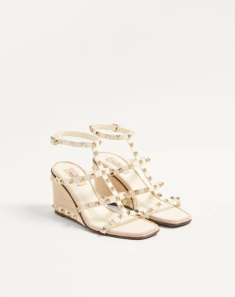 Rockstud-Keilsandaletten aus Kalbsleder mit Cornely-Stickerei 80 mm Rockstud-Keilsandaletten aus Kalbsleder mit Cornely-Stickerei 80 mm