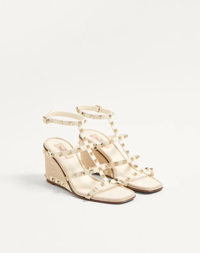 Rockstud-Keilsandaletten aus Kalbsleder mit Cornely-Stickerei 80 mm Rockstud-Keilsandaletten aus Kalbsleder mit Cornely-Stickerei 80 mm