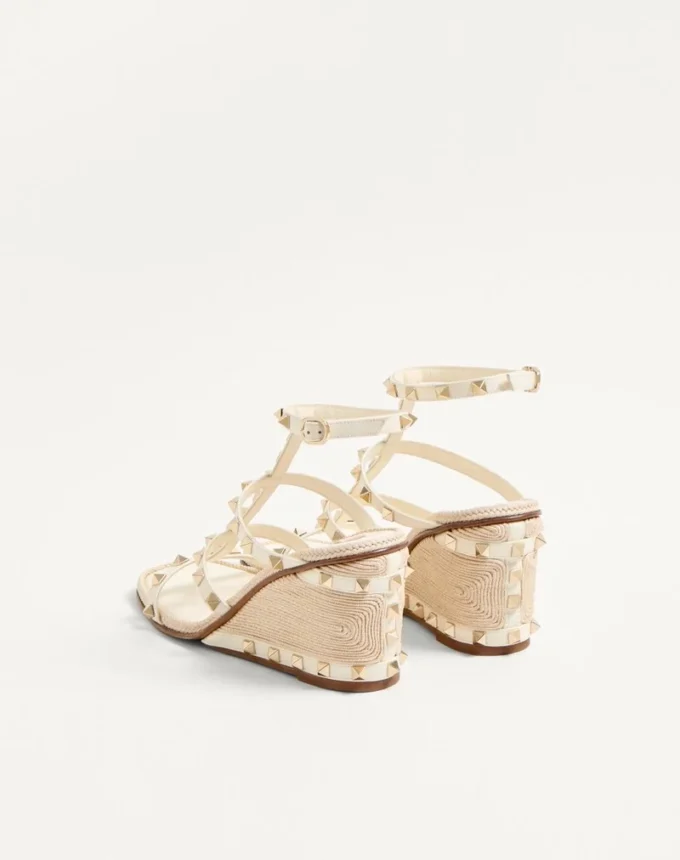 Rockstud-Keilsandaletten aus Kalbsleder mit Cornely-Stickerei 80 mm Rockstud-Keilsandaletten aus Kalbsleder mit Cornely-Stickerei 80 mm