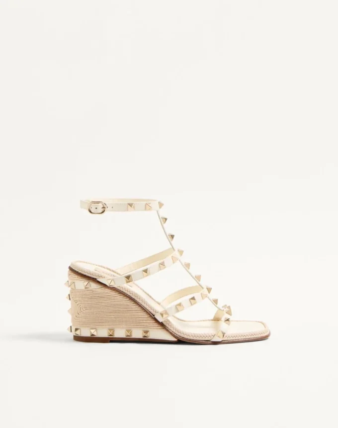 Rockstud-Keilsandaletten aus Kalbsleder mit Cornely-Stickerei 80 mm Rockstud-Keilsandaletten aus Kalbsleder mit Cornely-Stickerei 80 mm
