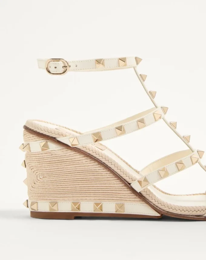 Rockstud-Keilsandaletten aus Kalbsleder mit Cornely-Stickerei 80 mm Rockstud-Keilsandaletten aus Kalbsleder mit Cornely-Stickerei 80 mm
