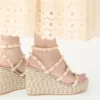 Rockstud Keilsandaletten aus Kalbsleder mit Riemchen 95 mm Rockstud Keilsandaletten aus Kalbsleder mit Riemchen 95 mm