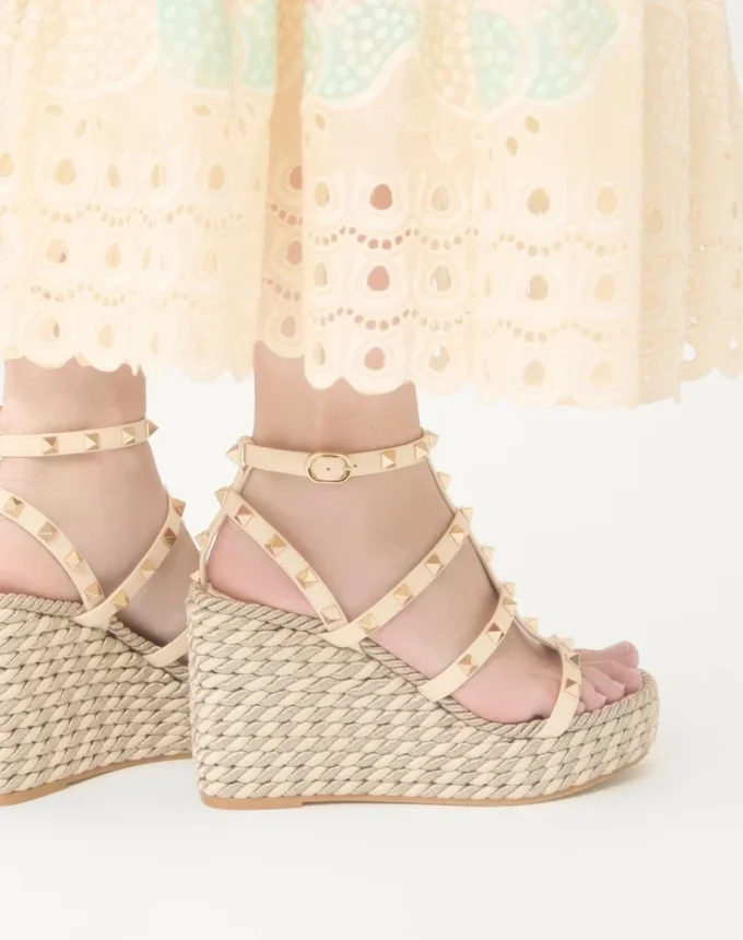 Rockstud Keilsandaletten aus Kalbsleder mit Riemchen 95 mm Rockstud Keilsandaletten aus Kalbsleder mit Riemchen 95 mm