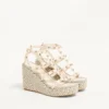 Rockstud Keilsandaletten aus Kalbsleder mit Riemchen 95 mm Rockstud Keilsandaletten aus Kalbsleder mit Riemchen 95 mm