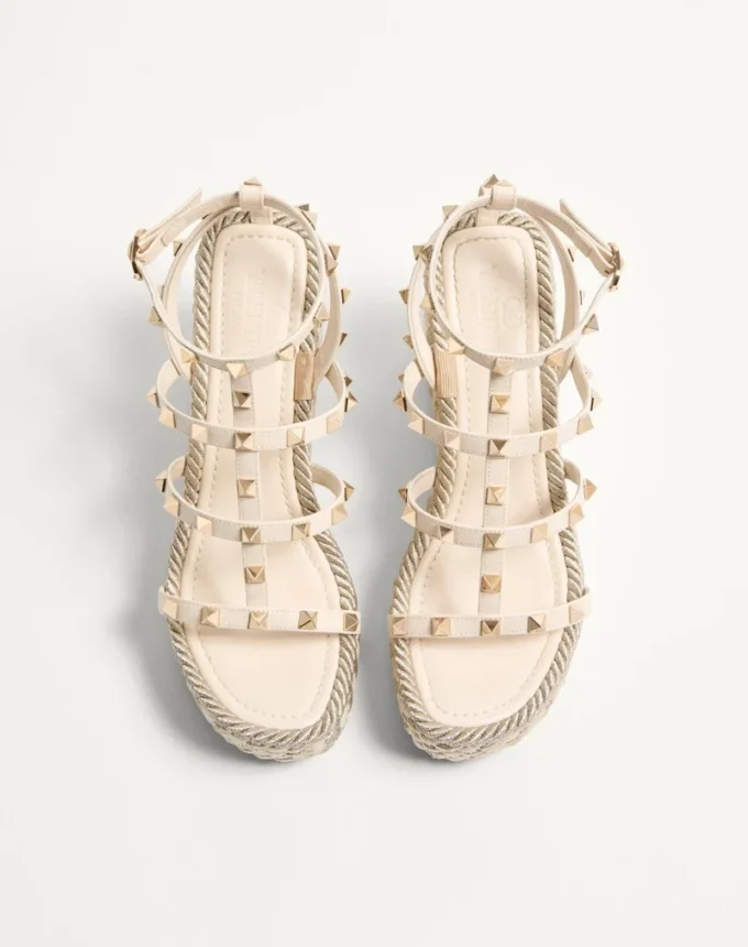 Rockstud Keilsandaletten aus Kalbsleder mit Riemchen 95 mm Rockstud Keilsandaletten aus Kalbsleder mit Riemchen 95 mm