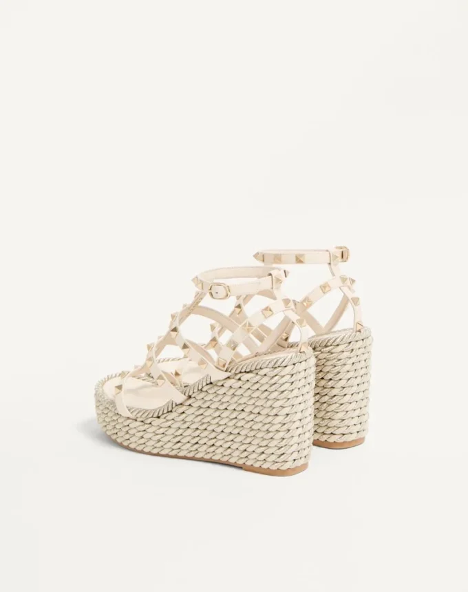 Rockstud Keilsandaletten aus Kalbsleder mit Riemchen 95 mm Rockstud Keilsandaletten aus Kalbsleder mit Riemchen 95 mm